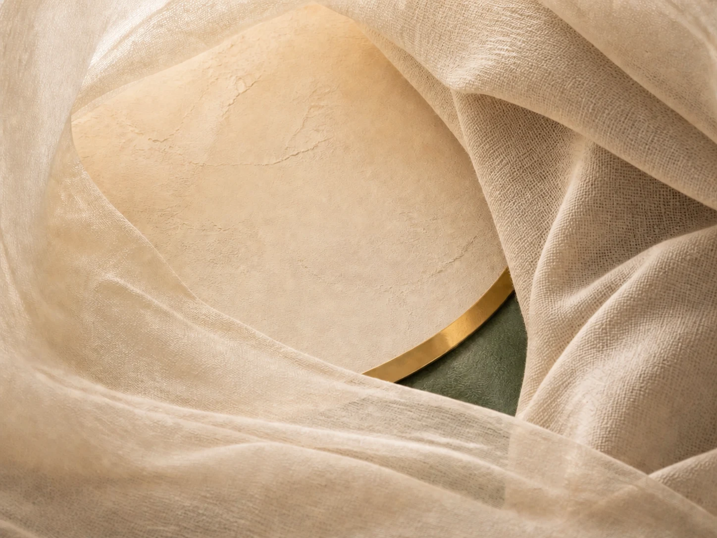 Skirt krämfärgat tyg draperat runt en rund grön bricka med guldkant